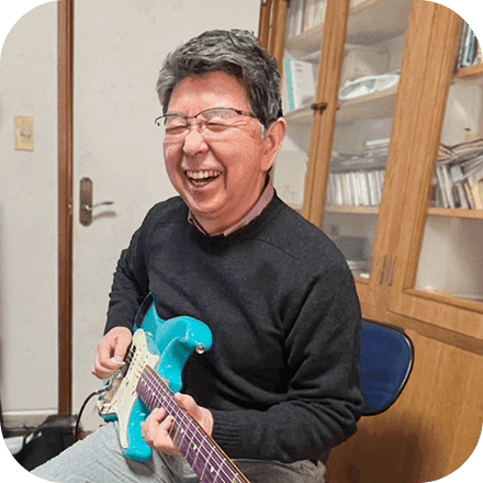 楽しそうにエレキギターを弾く男性