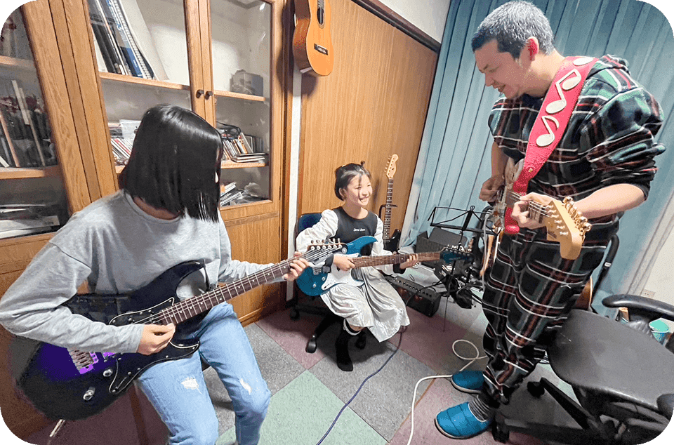 ギターのレッスンをしている写真