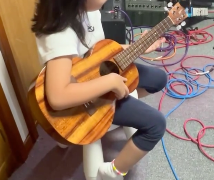 ウクレレレッスン４歳の女の子Eちゃん